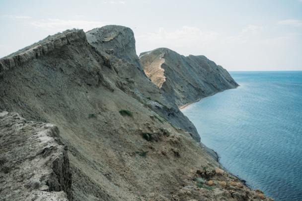 Сценический спокойный берег моря с хребтом Крымских гор, Украина, май 2013 г.
 - Фото, изображение