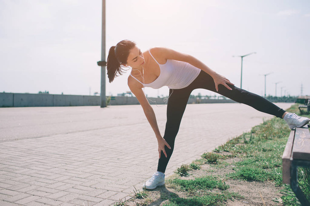 joven fitness mujer corredor estiramiento piernas antes de ejecutar
 - Foto, imagen