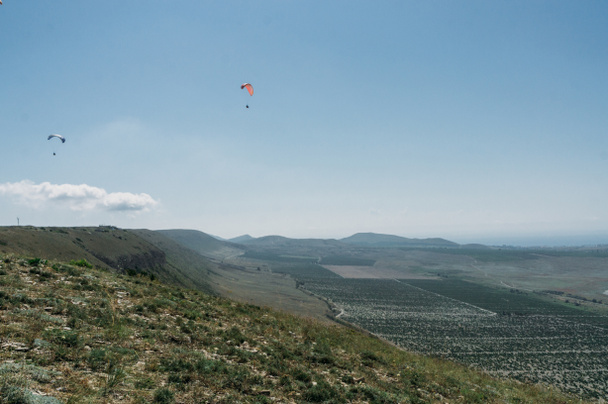 Paracadute in cielo su campo nella zona collinare della Crimea, Ucraina, maggio 2013
 - Foto, immagini
