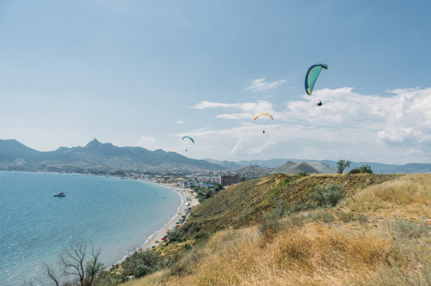 Paesaggio montagnoso con paracadutisti che volano nel cielo, Crimea, Ucraina, maggio 2013
 - Foto, immagini
