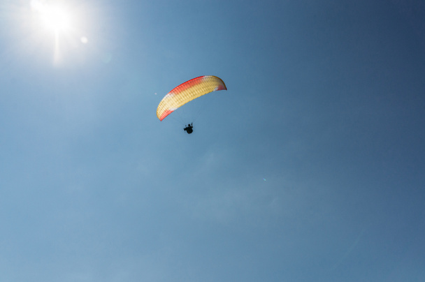 Parachutiste volant dans un ciel bleu clair, Crimée, Ukraine, mai 2013
 - Photo, image