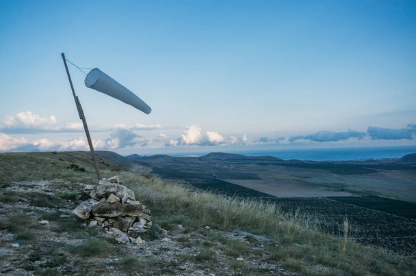 Kaunis vuoristoinen maisema tuulisukan heiluttaessa Krimillä, Ukraina, toukokuu 2013
 - Valokuva, kuva