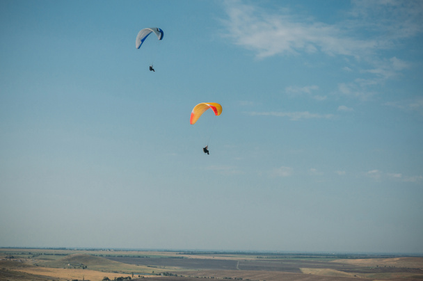 2013 年 5 月、クリミア自治共和国、ウクライナの丘陵地域フィールド上空でパラシュート - 写真・画像