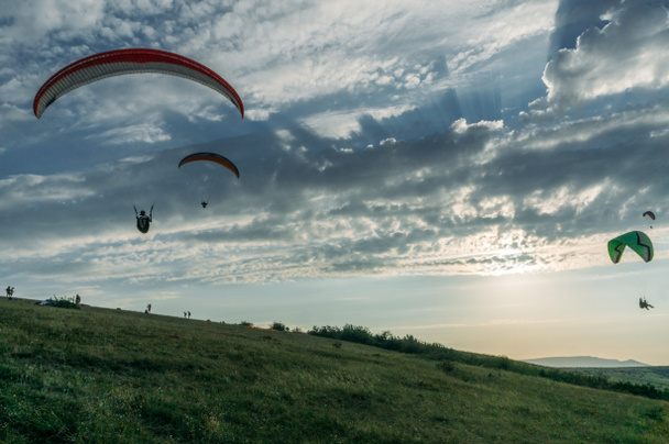 Paisaje montañoso con paracaidistas volando en el cielo, Crimea, Ucrania, mayo 2013
 - Foto, Imagen
