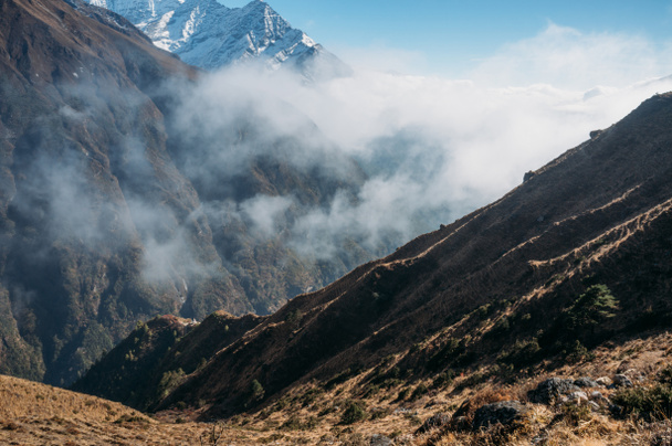 atemberaubende schneebedeckte Berglandschaft und Wolken, nepal, sagarmatha, November 2014 - Foto, Bild