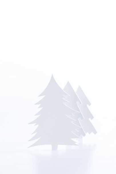 árboles de navidad de papel blanco, aislados en blanco
 - Foto, imagen