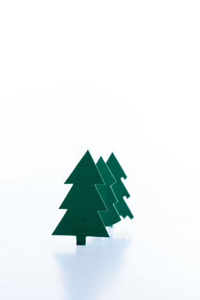 green paper christmas trees, isolated on white - Фото, зображення
