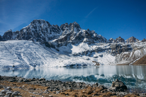 雪の山と湖、ネパールのサガルマータ、2014年 11 月美しい風光明媚な風景 - 写真・画像
