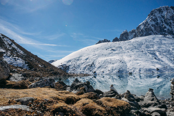 krásná malebná krajina s zasněžených hor a jezera, Nepál, Sagarmatha, listopad 2014 - Fotografie, Obrázek