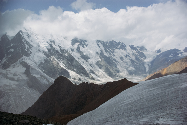 dağlar yatay, kar, Rusya Federasyonu, Kafkasya, Temmuz 2012 muhteşem görünümü - Fotoğraf, Görsel