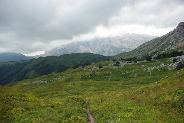vista su sentiero e valle, Federazione Russa, Caucaso, luglio 2012
 - Foto, immagini