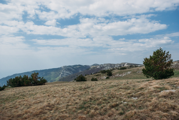 山、谷、曇り空、ウクライナ、クリミア半島のパノラマ ビュー - 写真・画像