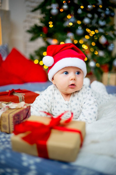 Baby in a christmas hat - Foto, Imagen
