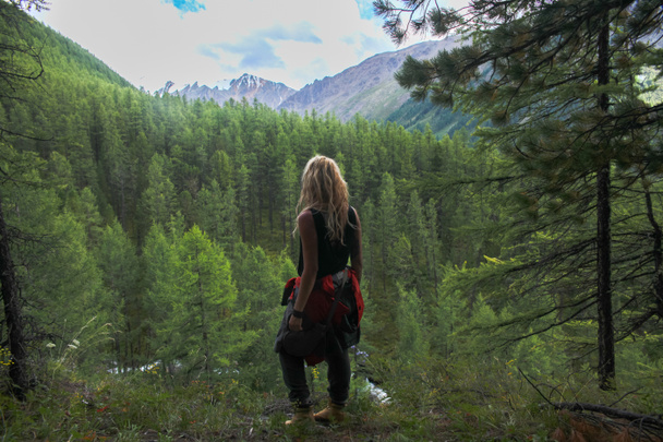 Rückansicht einer Frau mit Blick auf Berge, Altai, Russland - Foto, Bild