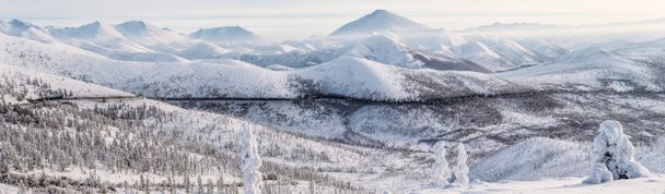 hermosa nieve cubierta camino de invierno y árboles en las montañas cubiertas de nieve, carretera kolyma, federación rusa
 - Foto, Imagen