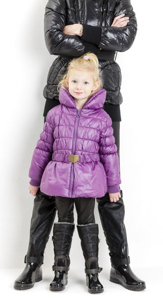 Anya és lánya visel kabátok és fekete csizma - Fotó, kép