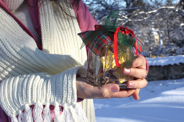 Obraz zimowy kobiet rękami trzymając Christmas cookies w słoiku - Zdjęcie, obraz