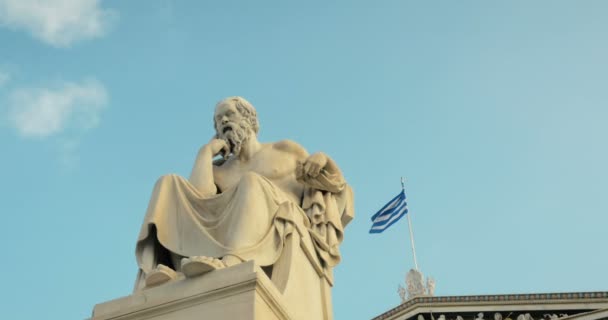 SLOW MOTION: Kreikan suurin filosofi Sokrates pohtii elämän tarkoitusta Kreikan lipun taustalla
. - Materiaali, video