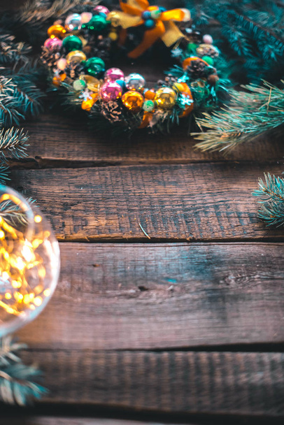 Πρωτοχρονιά ακόμα-ζωή. Χριστουγεννιάτικο δέντρο κλαδιά και στολίδια σε φόντο ξύλινη - Φωτογραφία, εικόνα