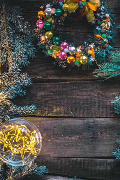 A vida-morta de Ano Novo. Ramos de árvore de Natal e ornamentos em um fundo de madeira
 - Foto, Imagem
