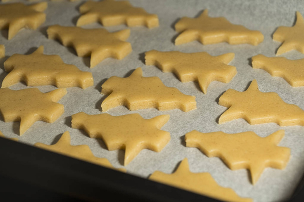 Close-up vista de biscoitos de canela árvore de Natal pronto para ser cozido. Biscoitos tradicionais de Natal
. - Foto, Imagem