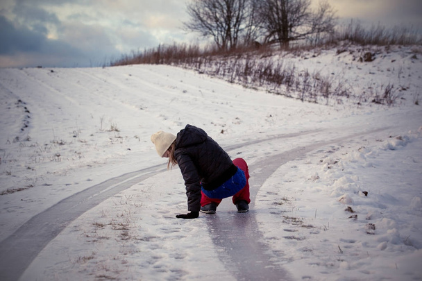 Slip op het gladde ijs en sneeuw op het spoor en weg op het land in ijskoude winterdag - Foto, afbeelding