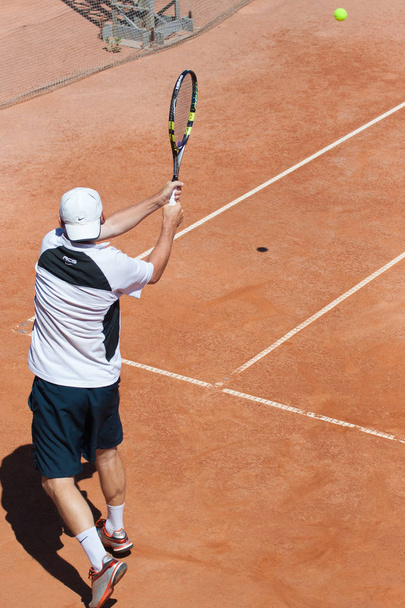Έναν παίκτη του τένις χτυπά την μπάλα - Φωτογραφία, εικόνα
