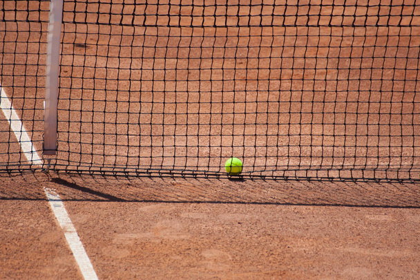 Μπάλα τένις σε γήπεδο τένις. - Φωτογραφία, εικόνα