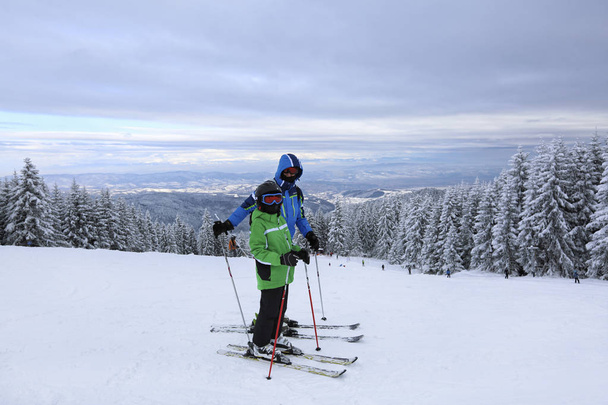 Station de ski alpin Borovets, montagne Rila, Bulgarie. Piste de ski, personnes descendant la colline, vue sur les montagnes
 - Photo, image