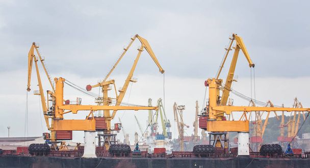 Hijs lading kranen, schepen en graan droger in zee haven van Odess - Foto, afbeelding