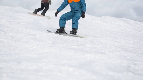 Snowboard en pista de esquí
 - Foto, Imagen