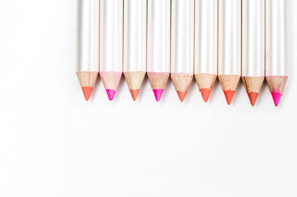 Crayons pour lèvres de différentes couleurs sur blanc
. - Photo, image