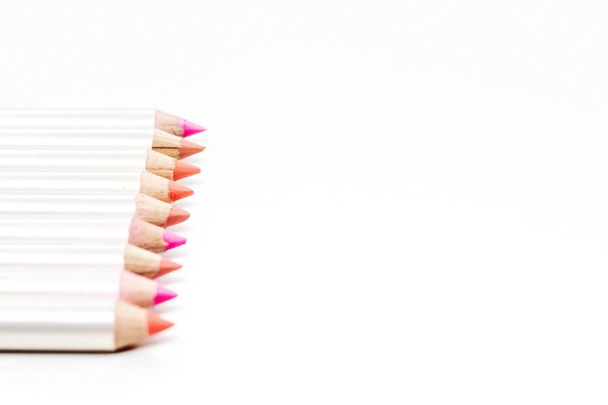 Bleistifte für Lippen in verschiedenen Farben auf Weiß. - Foto, Bild
