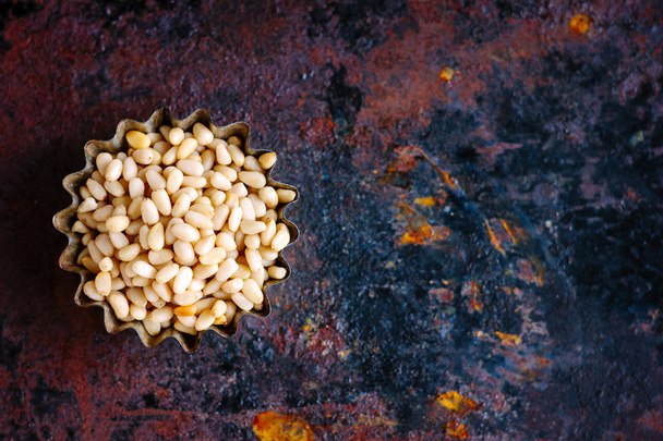 Вид сверху кедровых орехов на ржавом фоне
 - Фото, изображение