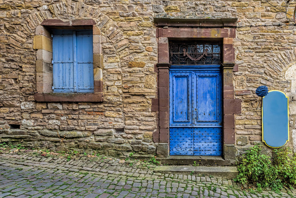 Χλωμό μπλε και φοριέται πόρτα και παράθυρα στους πέτρινους τοίχους του sma - Φωτογραφία, εικόνα