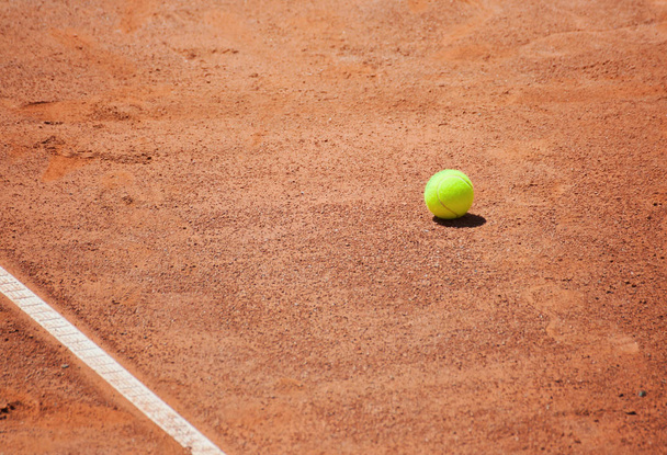 Tenisový míček na tenisovém kurtu. - Fotografie, Obrázek