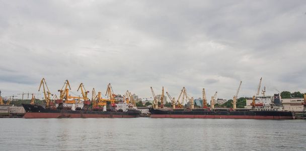 Hijs lading kranen, schepen en graan droger in zee haven van Odessa, zwarte zee, Oekraïne. - Foto, afbeelding