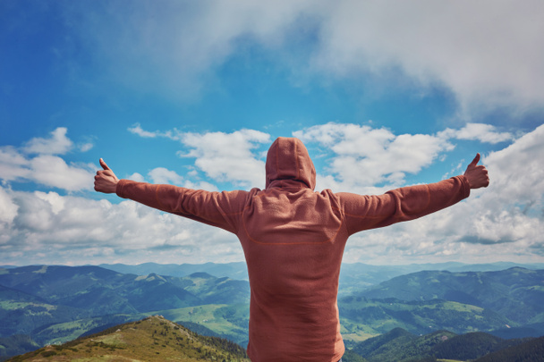 Ευτυχισμένος τουρίστας που στέκεται με σακίδιο στην κορυφή ενός βουνού με Ράις - Φωτογραφία, εικόνα