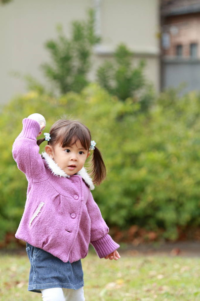 Japanisches Mädchen (3 Jahre alt) spielt Fang - Foto, Bild