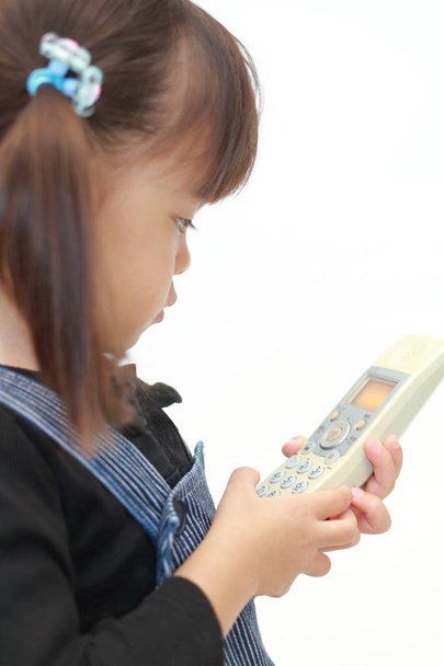 Ιαπωνικά κορίτσι πραγματοποίηση κλήσης (3 ετών) - Φωτογραφία, εικόνα