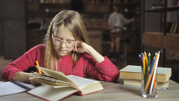 Chytrá holka dělat domácí úkoly pro střední školy - Záběry, video
