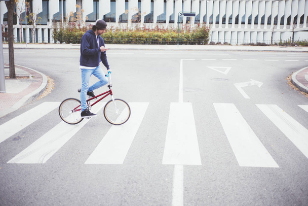 Hombre BMX rider en la calle con teléfono
 - Foto, imagen