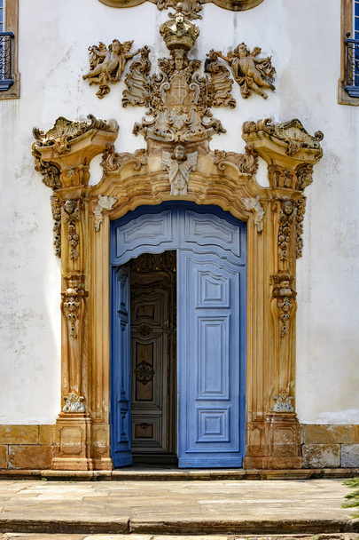Poort naar de oude en historische kerk van San Francisco de Assis in de stad van Ouro Preto met haar sculpturen en gravures in de karakteristieke bossen van lokale architectuur - Foto, afbeelding