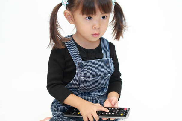 リモート コント ローラー (3 歳の日本の女の子) - 写真・画像