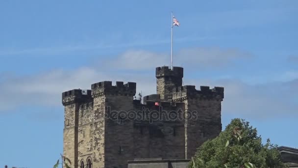 Vár a brit zászló-egy ősi kastély, egy brit zászló tetején it, Egyesült Királyság, Newcastle upon Tyne  - Felvétel, videó