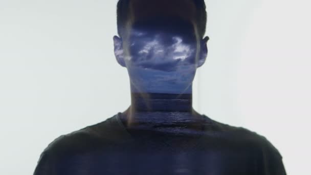 Dvojitá expozice člověka a moře západ slunce time-lapse. Dvojí expozice člověka a oceán vln - Záběry, video