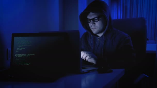 4 k görüntüleri hacker hoodie ve güvenlik kodunu sızmak isteyen gözlük - Video, Çekim
