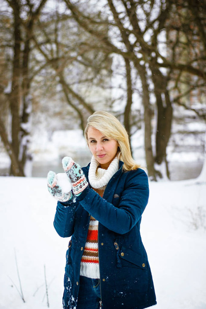 Winter girl play snowballs - Photo, Image