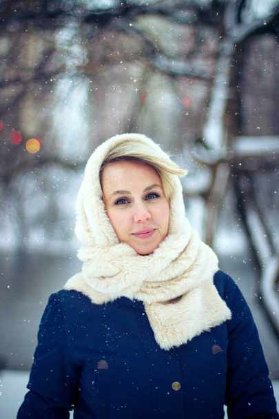 Zimowa dziewczyna spacer w parku - Zdjęcie, obraz