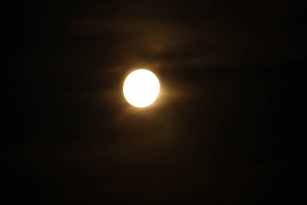 uma lua brilhante, um satélite da Terra, num céu negro
  - Foto, Imagem